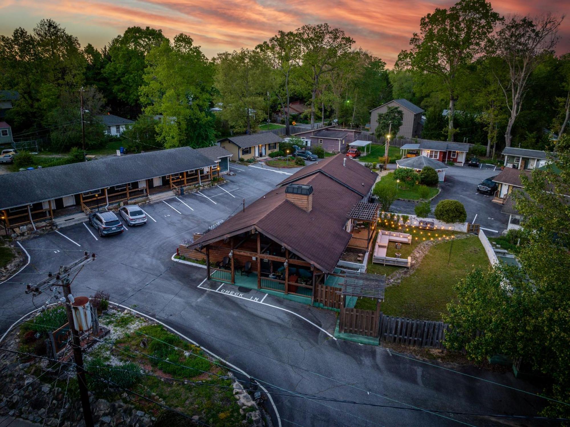 Cedarwood Inn Hendersonville Exterior photo